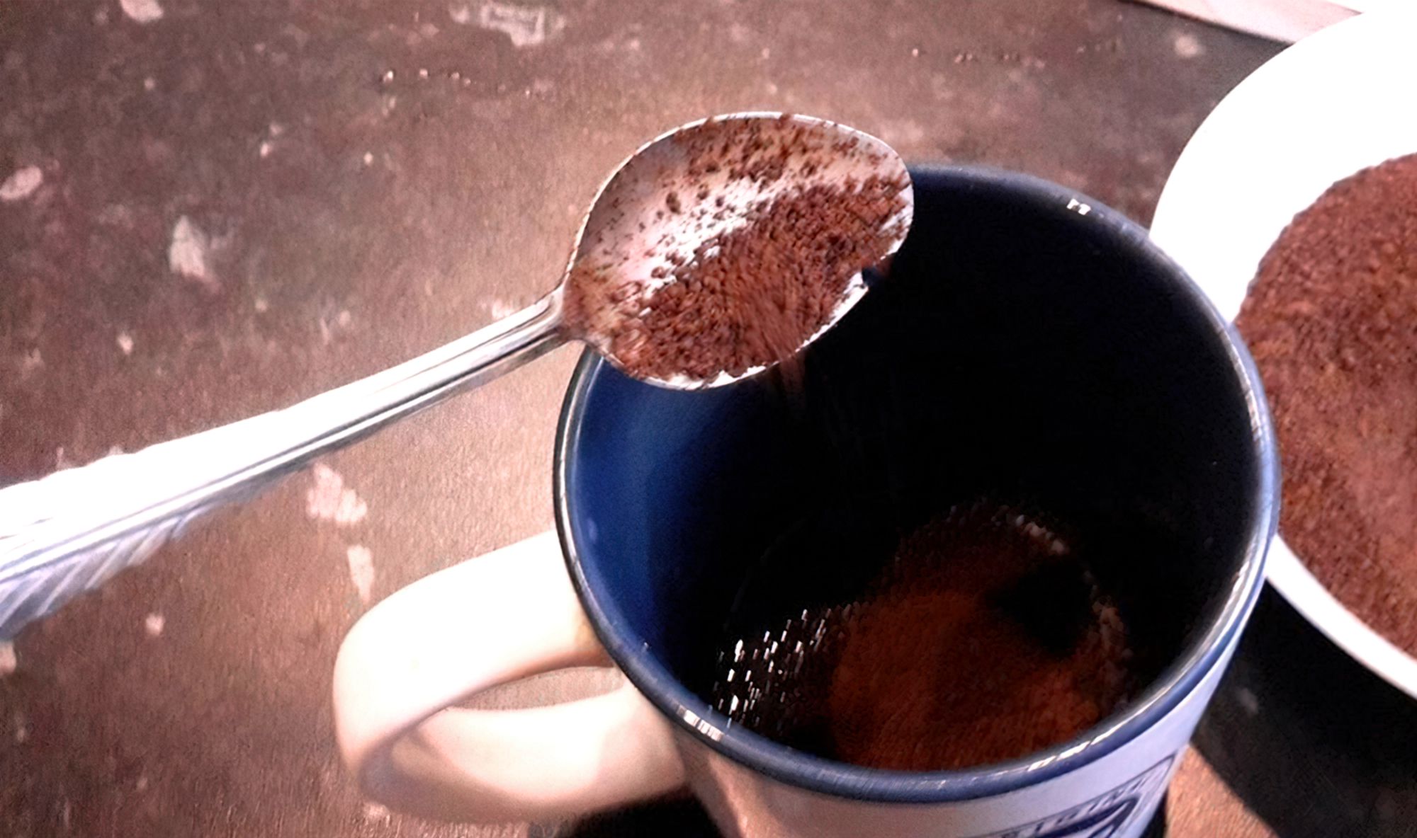 Как заваривать растворимый кофе. Напиток из кофейного жмыха. Кофе растворение. Чашки для кофе из жмыха. Изучение растворимого кофе.